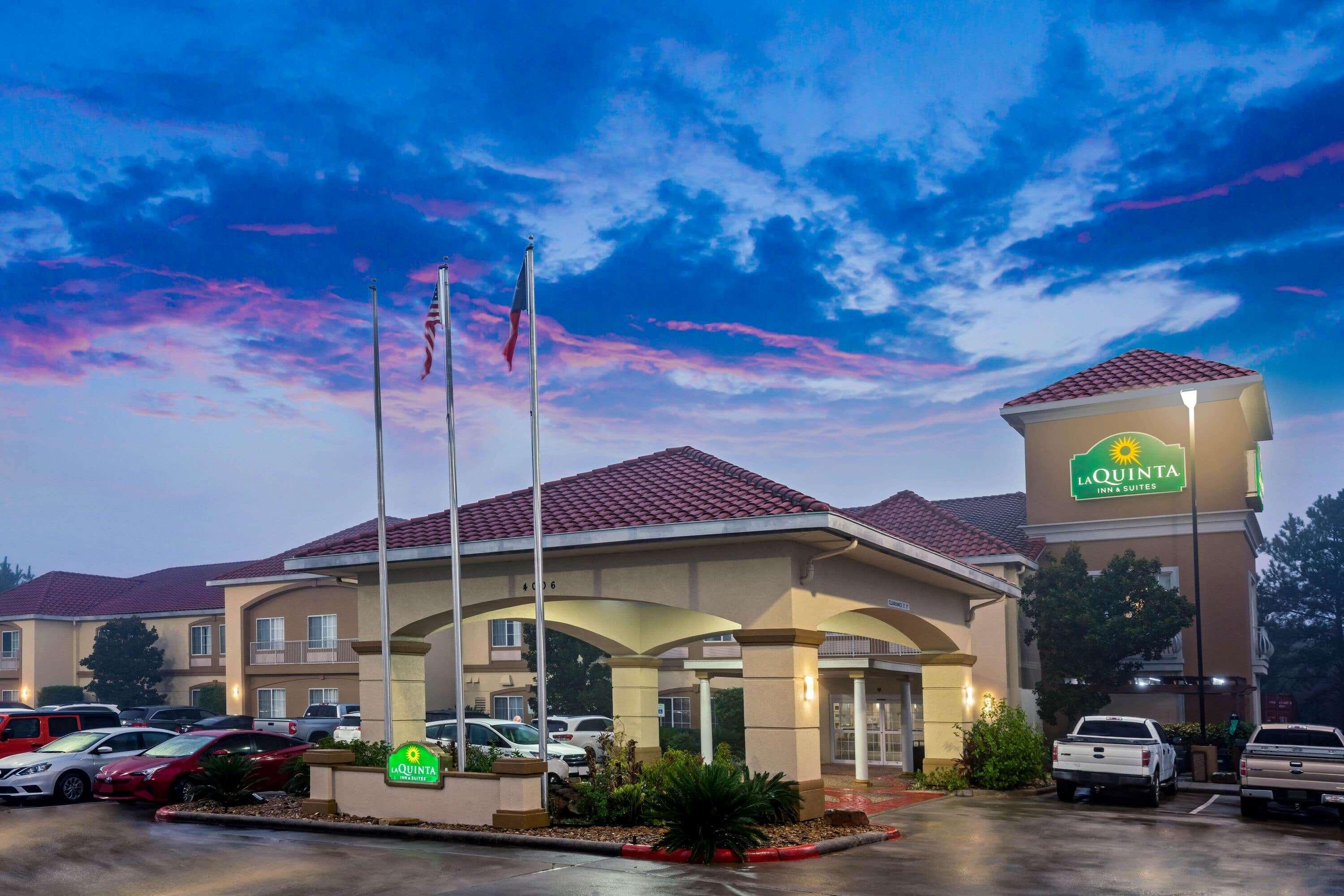 La Quinta By Wyndham Conroe Hotel Exterior photo