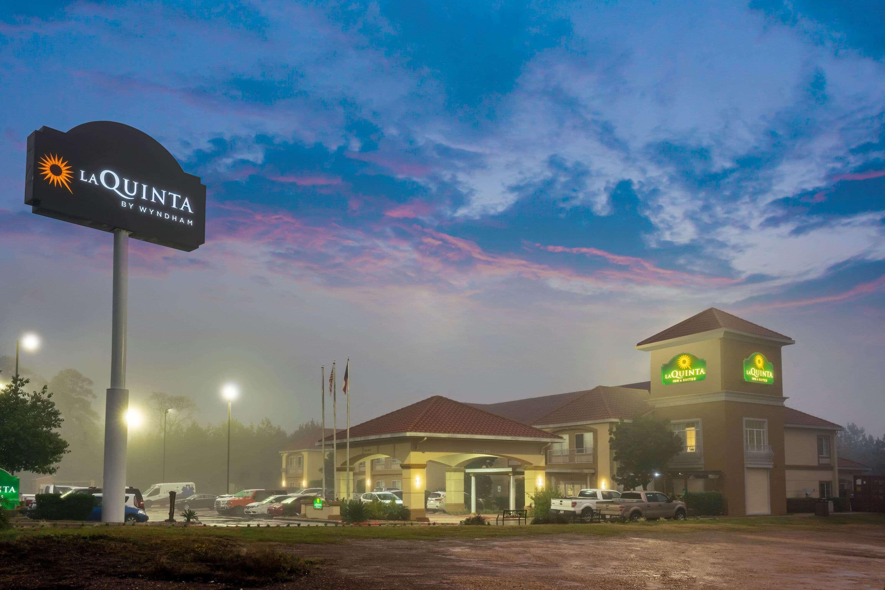 La Quinta By Wyndham Conroe Hotel Exterior photo